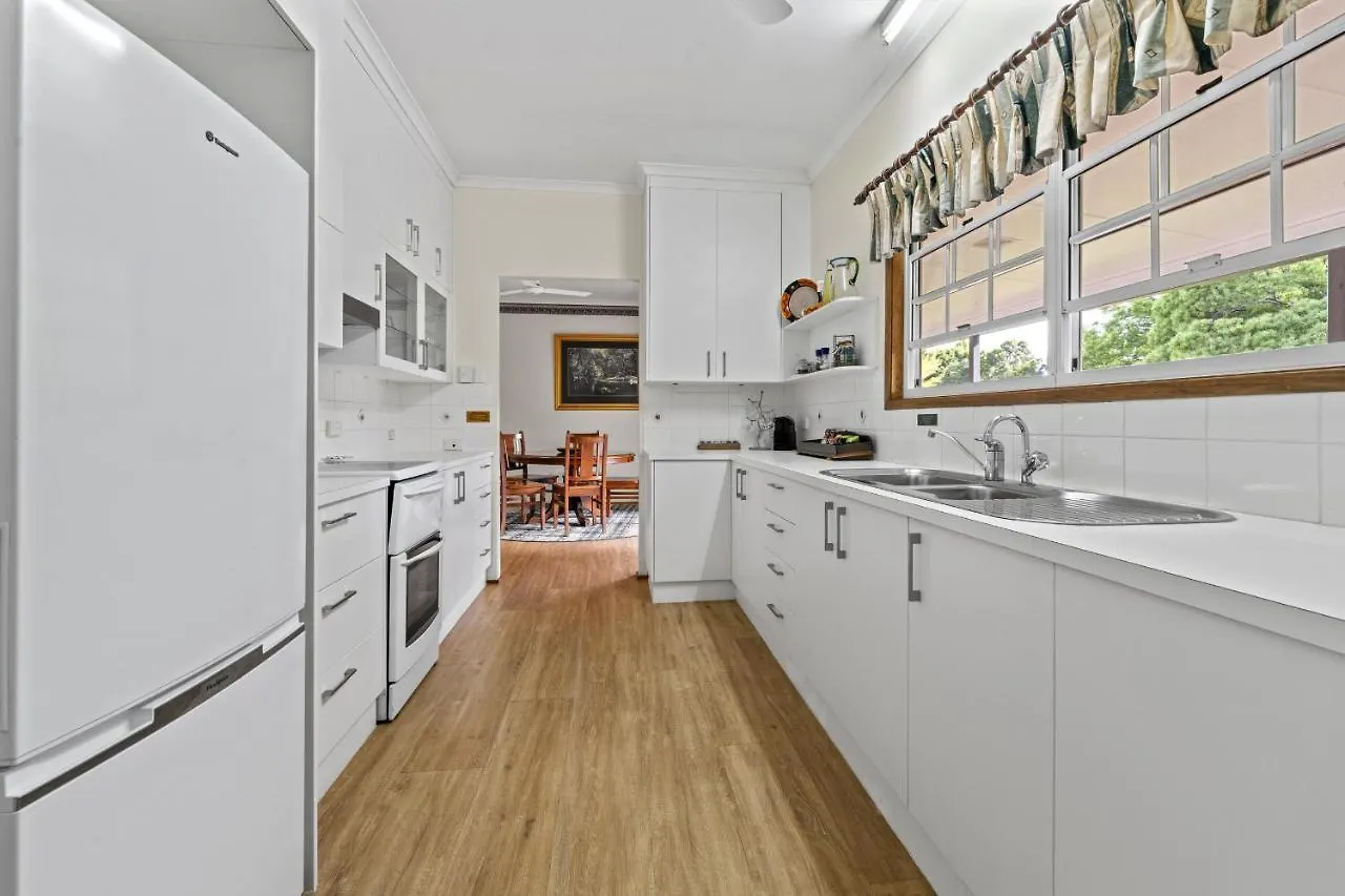 Birds 'N' Bloom Cottages Yungaburra